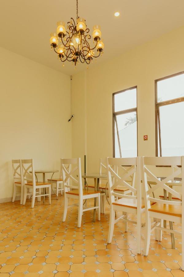 Urbanest Inn House Slipi Jakarta Bagian luar foto