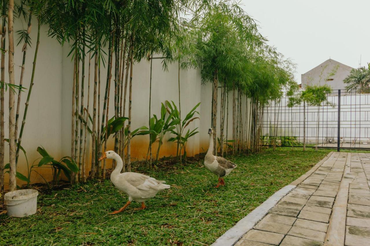 Urbanest Inn House Slipi Jakarta Bagian luar foto