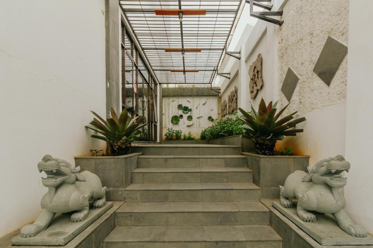 Urbanest Inn House Slipi Jakarta Bagian luar foto