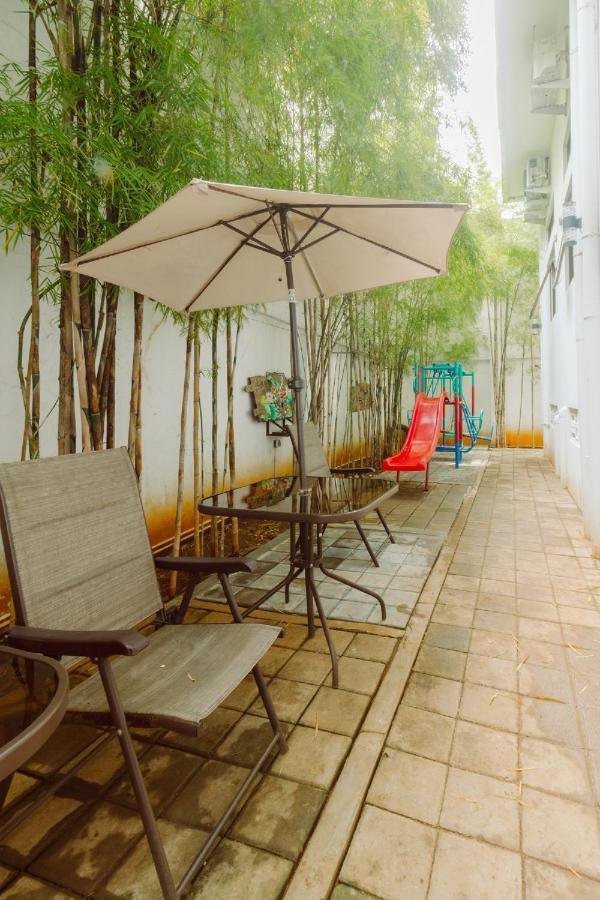 Urbanest Inn House Slipi Jakarta Bagian luar foto