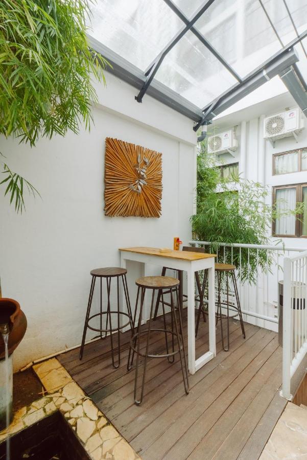 Urbanest Inn House Slipi Jakarta Bagian luar foto