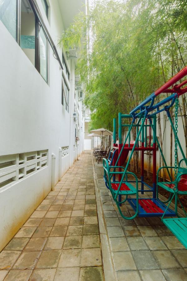 Urbanest Inn House Slipi Jakarta Bagian luar foto