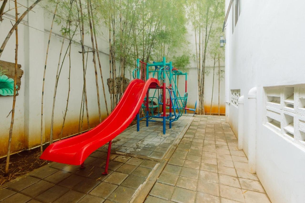 Urbanest Inn House Slipi Jakarta Bagian luar foto