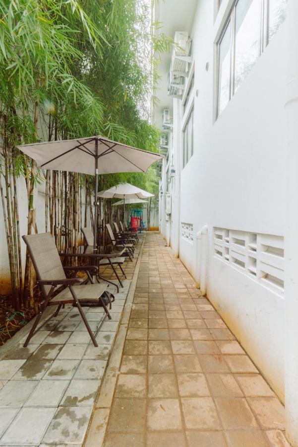 Urbanest Inn House Slipi Jakarta Bagian luar foto