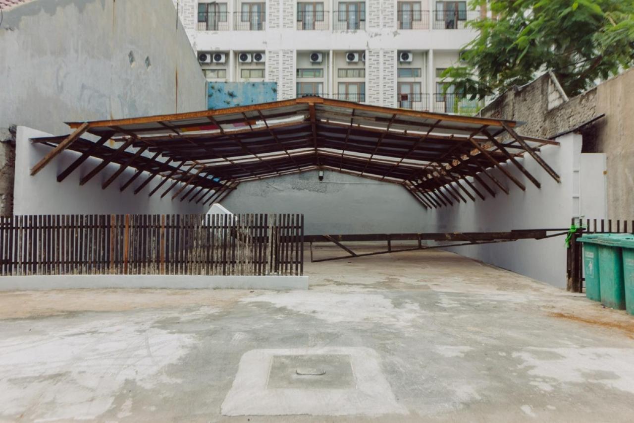 Urbanest Inn House Slipi Jakarta Bagian luar foto