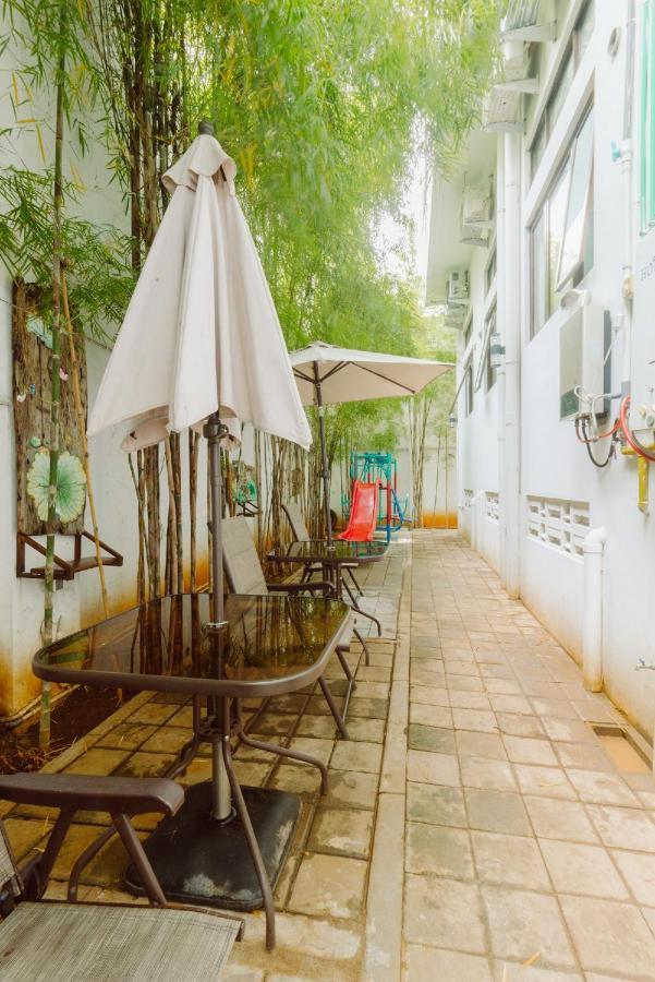 Urbanest Inn House Slipi Jakarta Bagian luar foto