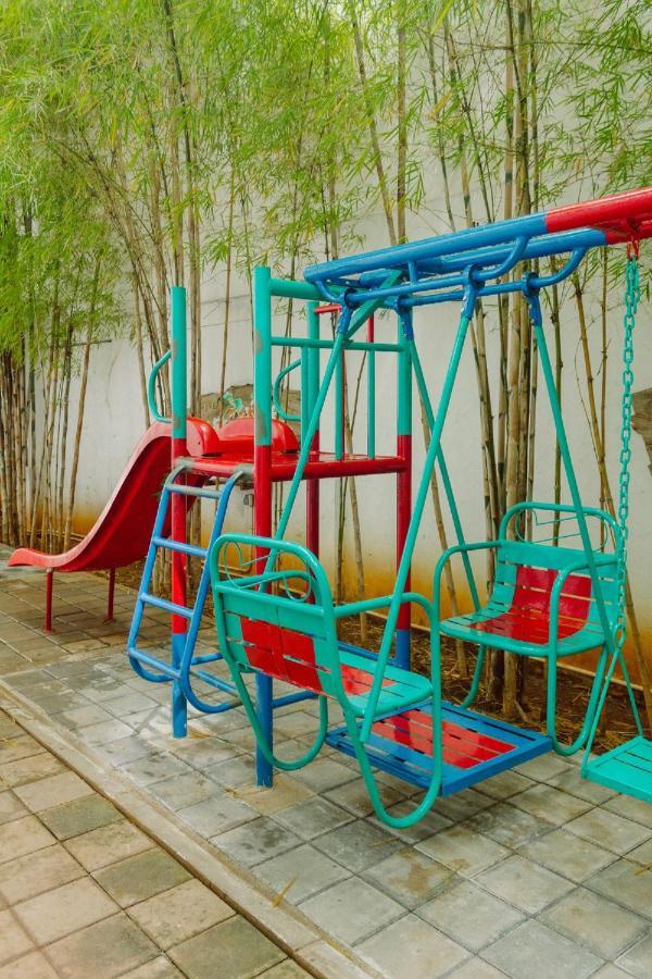 Urbanest Inn House Slipi Jakarta Bagian luar foto