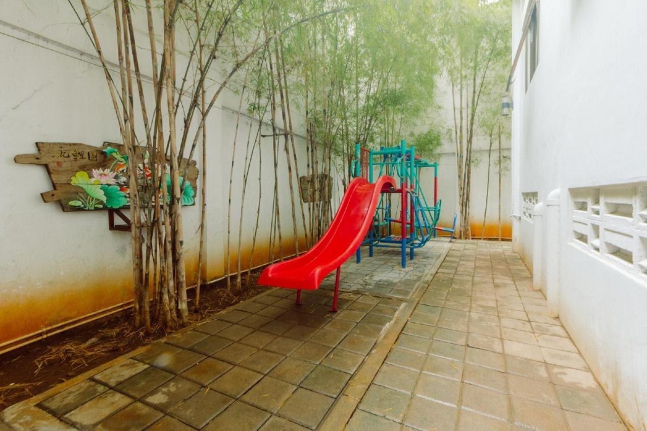 Urbanest Inn House Slipi Jakarta Bagian luar foto