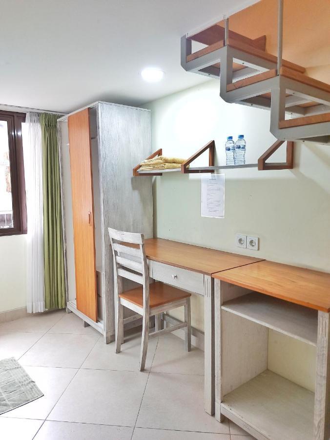 Urbanest Inn House Slipi Jakarta Bagian luar foto