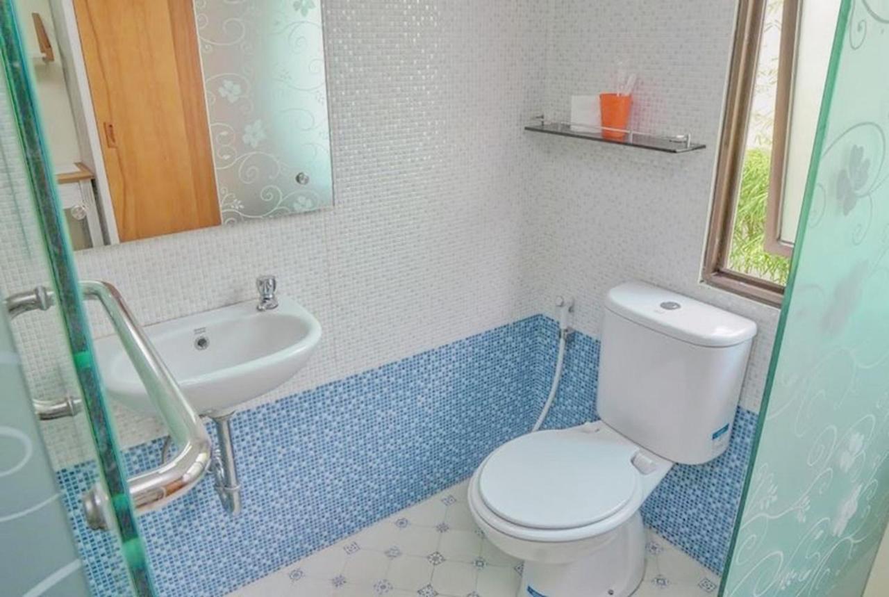 Urbanest Inn House Slipi Jakarta Bagian luar foto