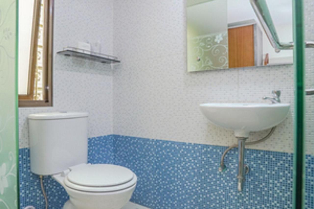Urbanest Inn House Slipi Jakarta Bagian luar foto
