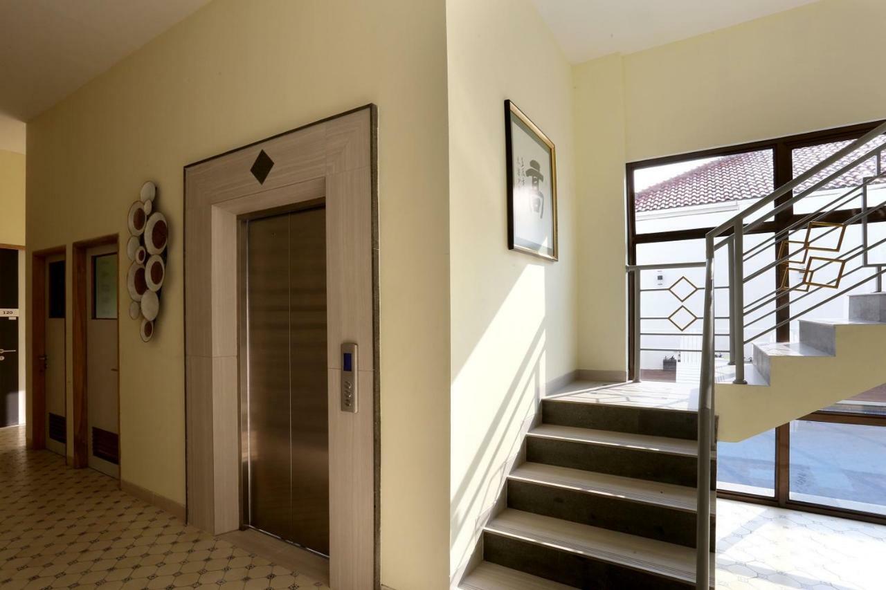 Urbanest Inn House Slipi Jakarta Bagian luar foto